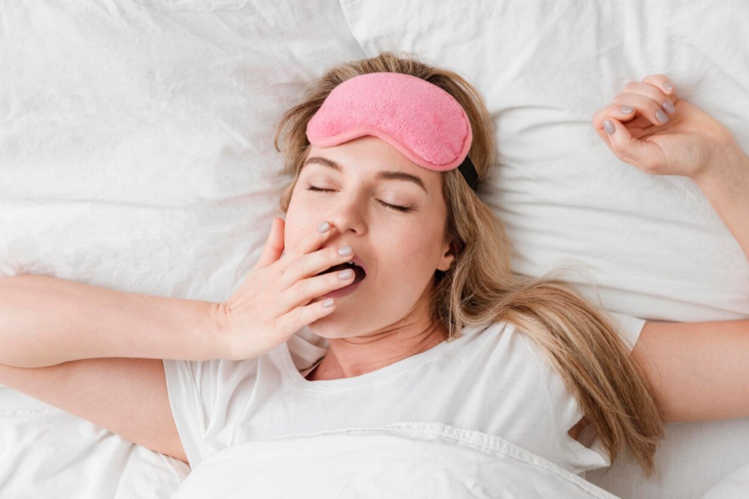 Ni la postura ni la almohada: la ciencia revela qué envejece realmente tu piel mientras duermes