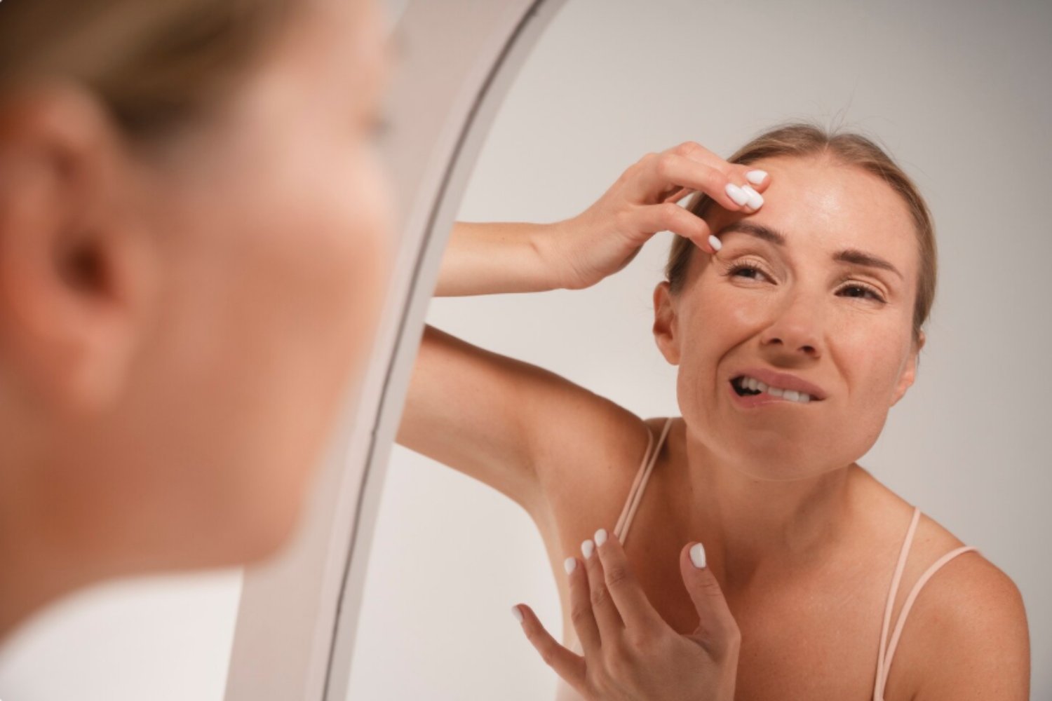 Ni la postura ni la almohada: la ciencia revela qué envejece realmente tu piel mientras duermes