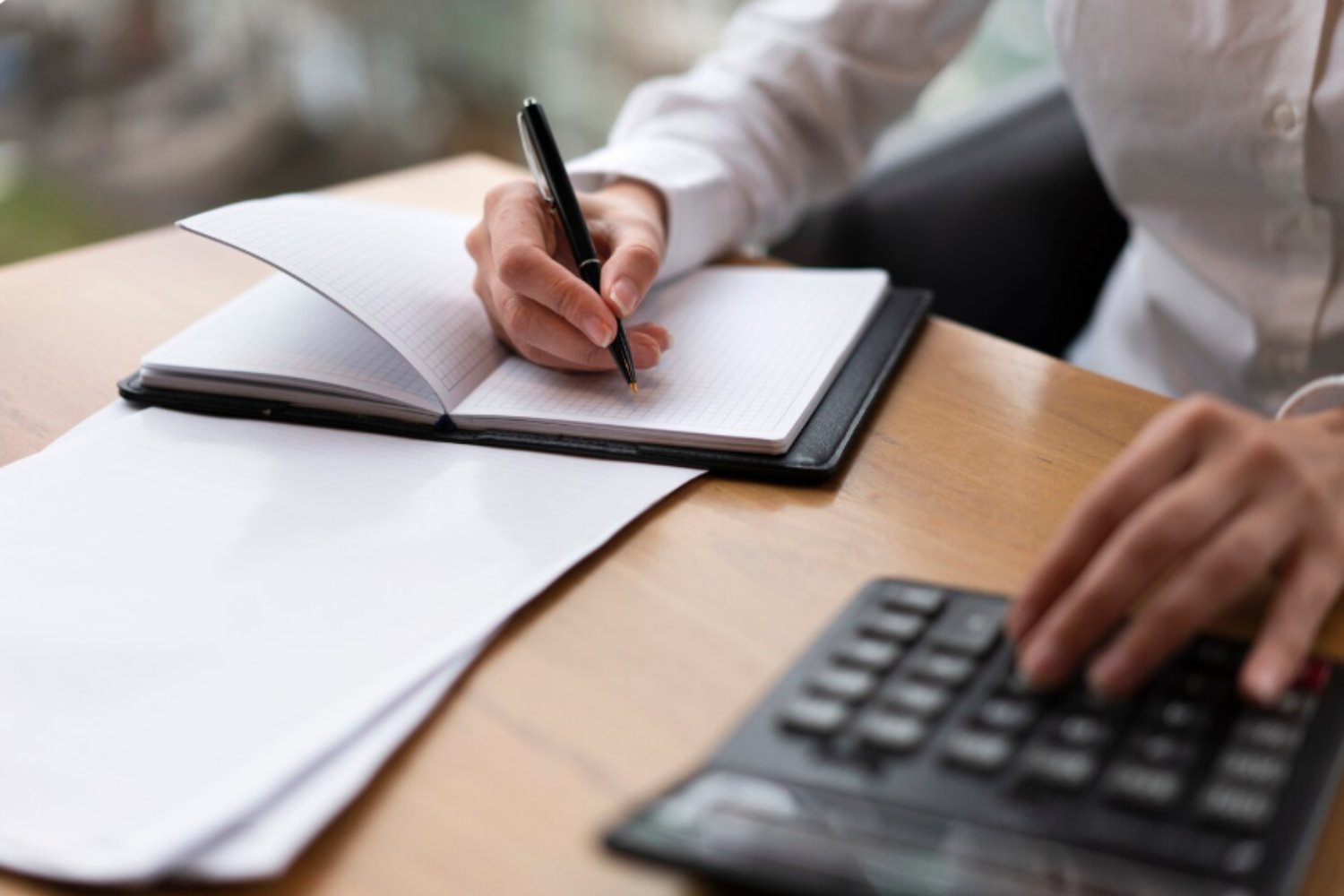 El estrés financiero acelera el envejecimiento del corazón, según la Mayo Clinic