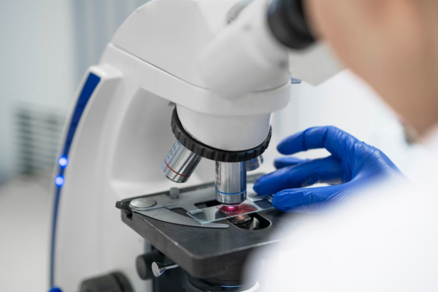 La fototerapia abre una nueva vía contra las superbacterias: un tratamiento que puede devolver la eficacia a los antibióticos