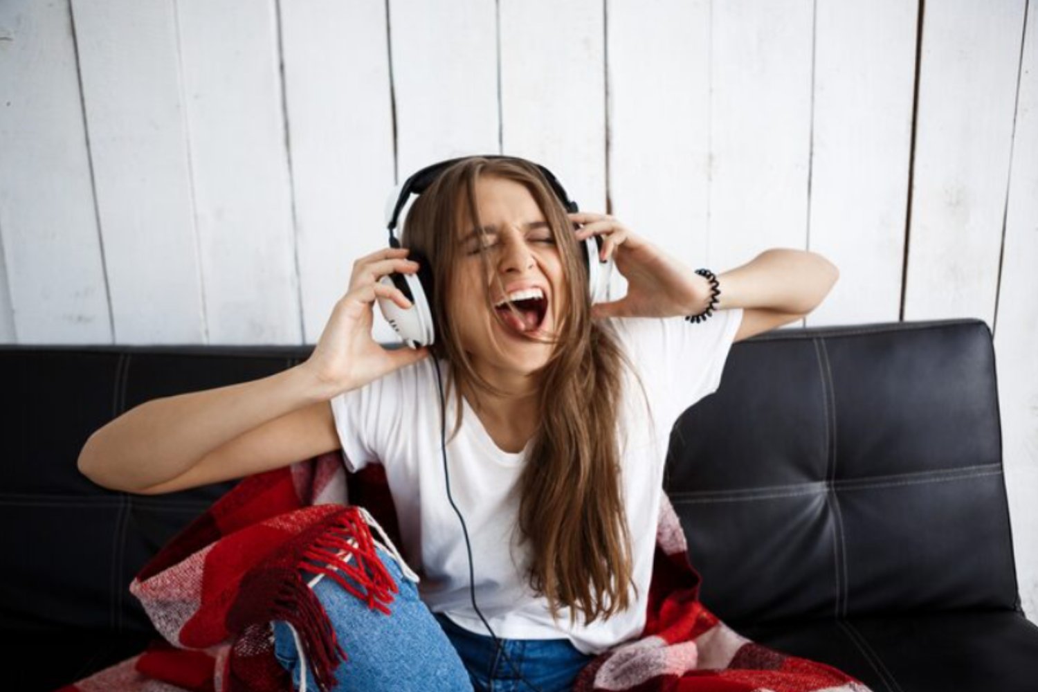 El inquietante aumento del daño auditivo en adolescentes: la ciencia advierte que ya no es un problema del futuro