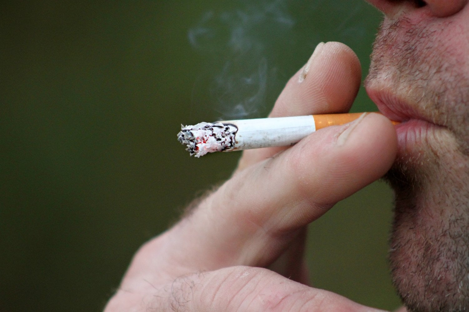 La nicotina ya no se esconde: un informe confirma que daña el corazón incluso sin humo