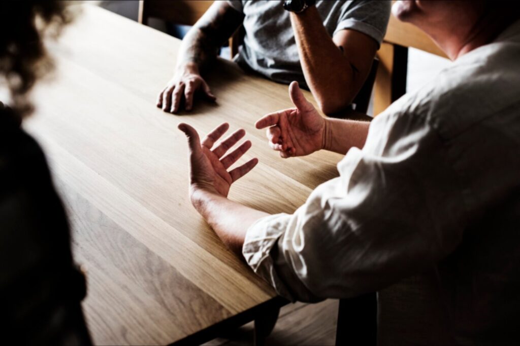 Por qué algunas palabras hacen ruido en la cabeza (y otras pasan de largo)