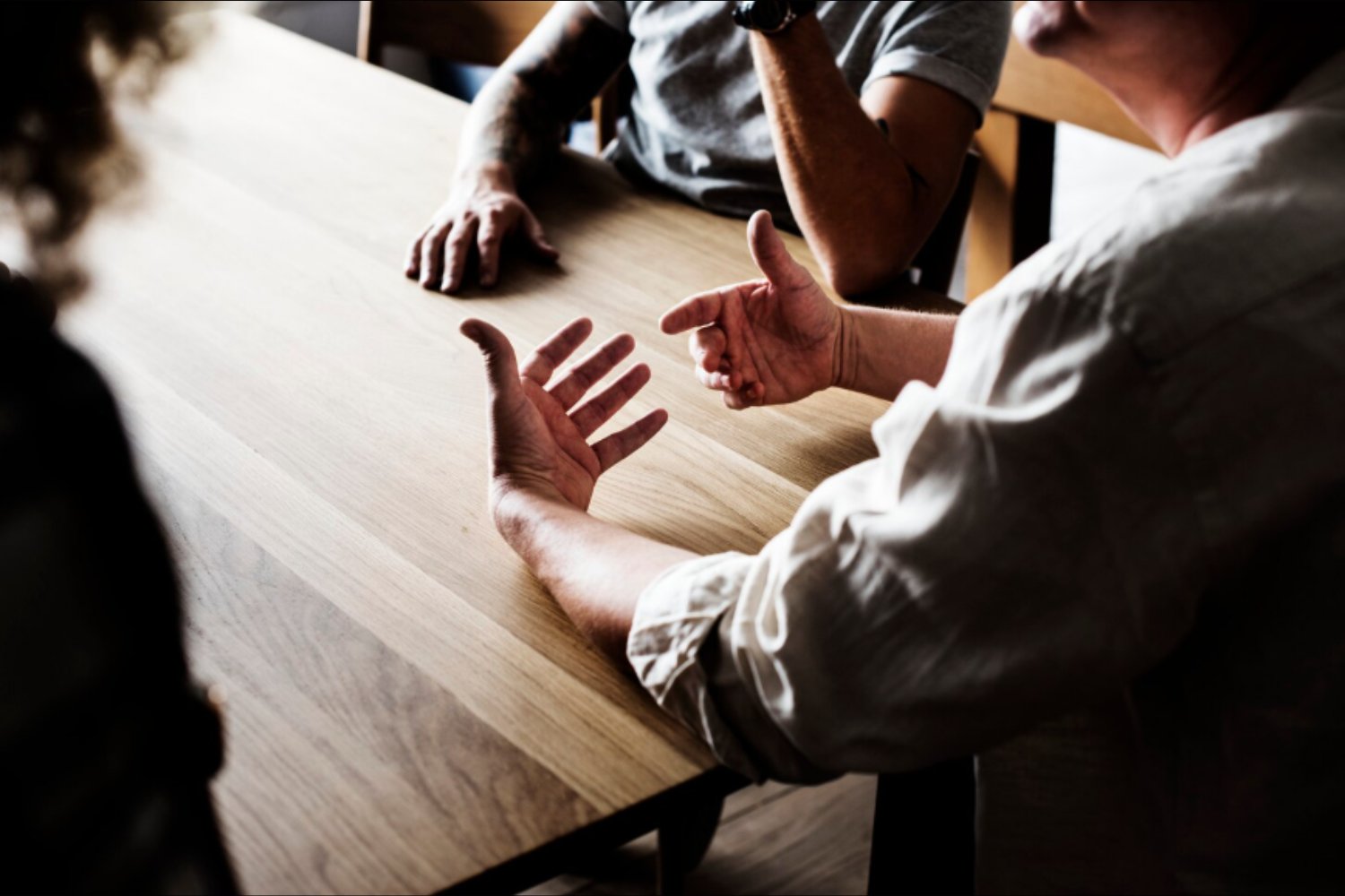 Por qué algunas palabras hacen ruido en la cabeza (y otras pasan de largo)