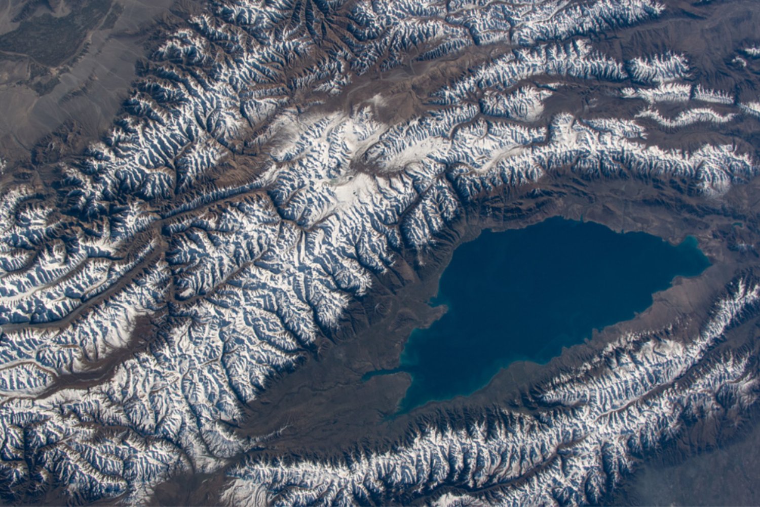 La ciudad que despertó bajo el agua: el misterioso enclave medieval oculto en el lago Issyk-Kul