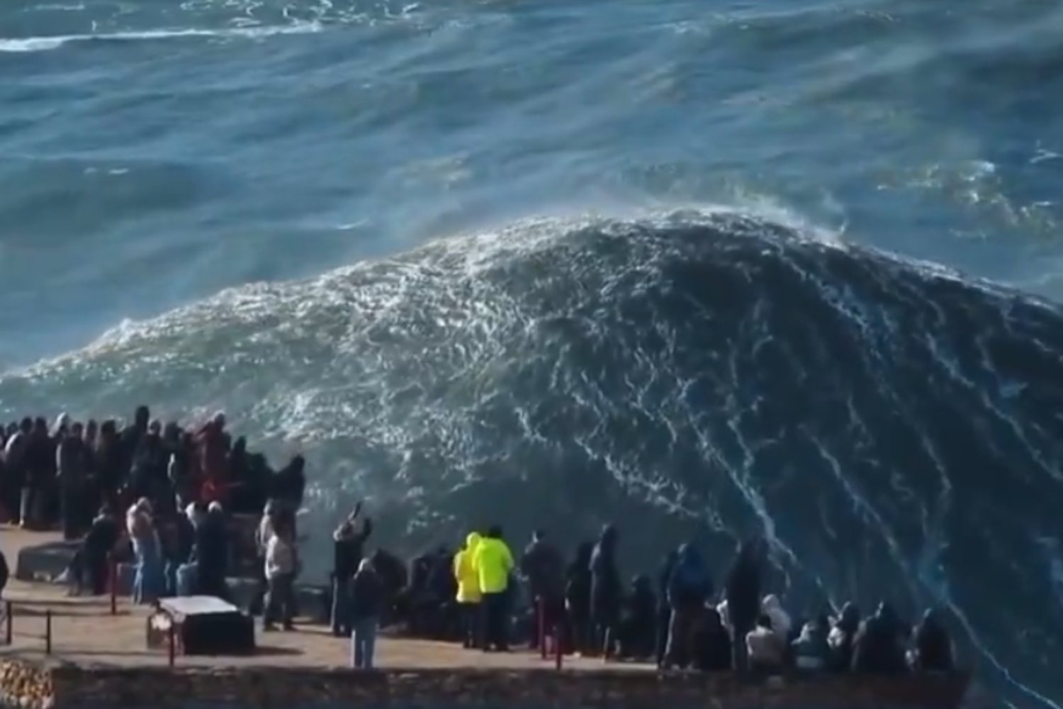 El secreto bajo el mar que explica por qué Nazaré genera olas de más de 30 metros