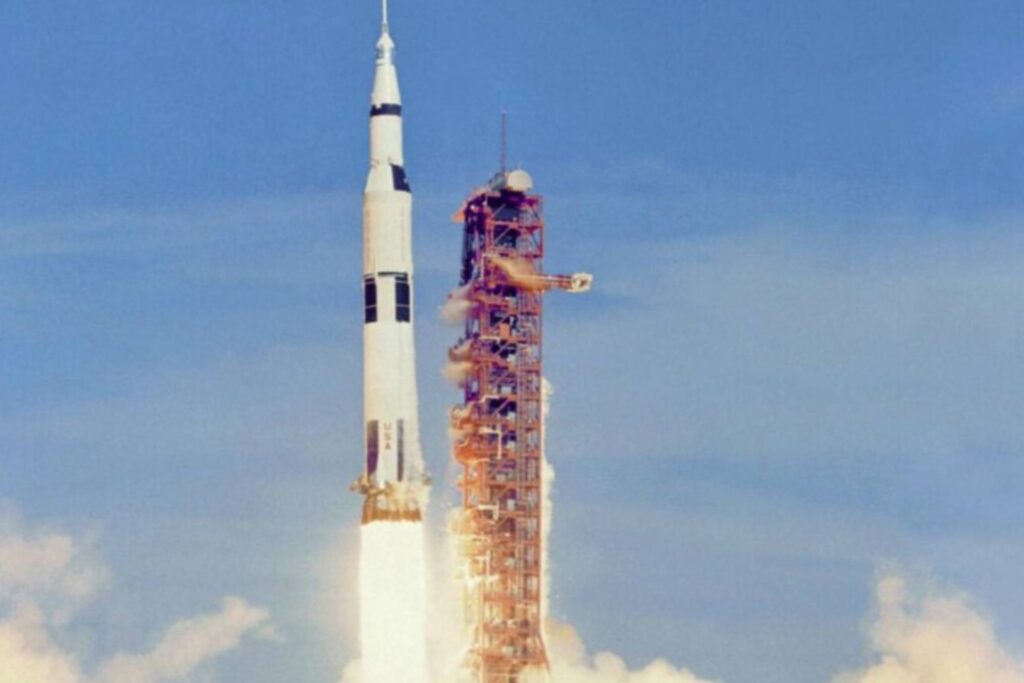 Cuando la NASA llamó a surfistas para salvar el Saturn V: la historia real detrás del aislante lunar
