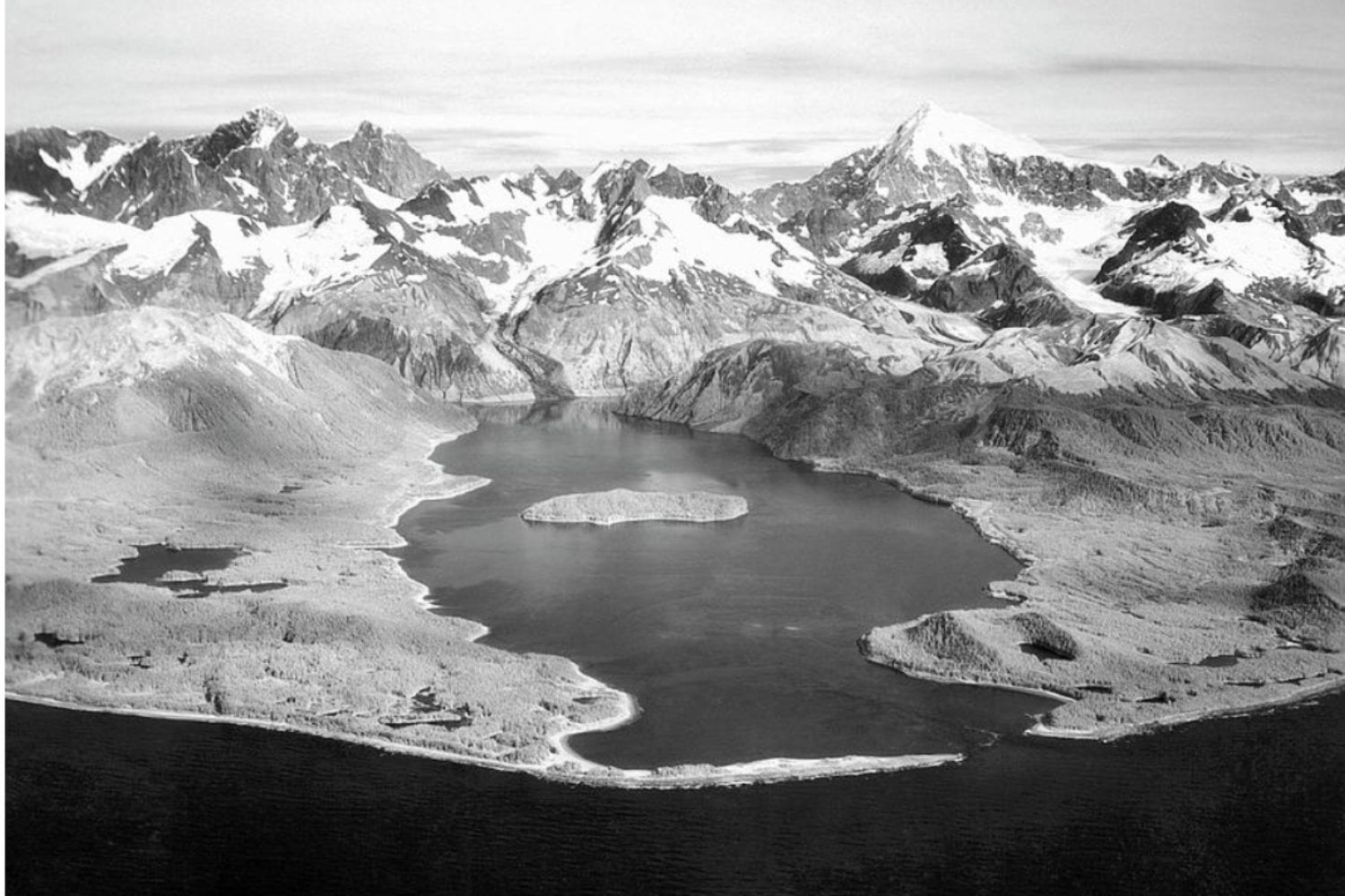 El tsunami más grande jamás registrado no cruzó océanos: ocurrió en un fiordo de Alaska y alcanzó una altura imposible