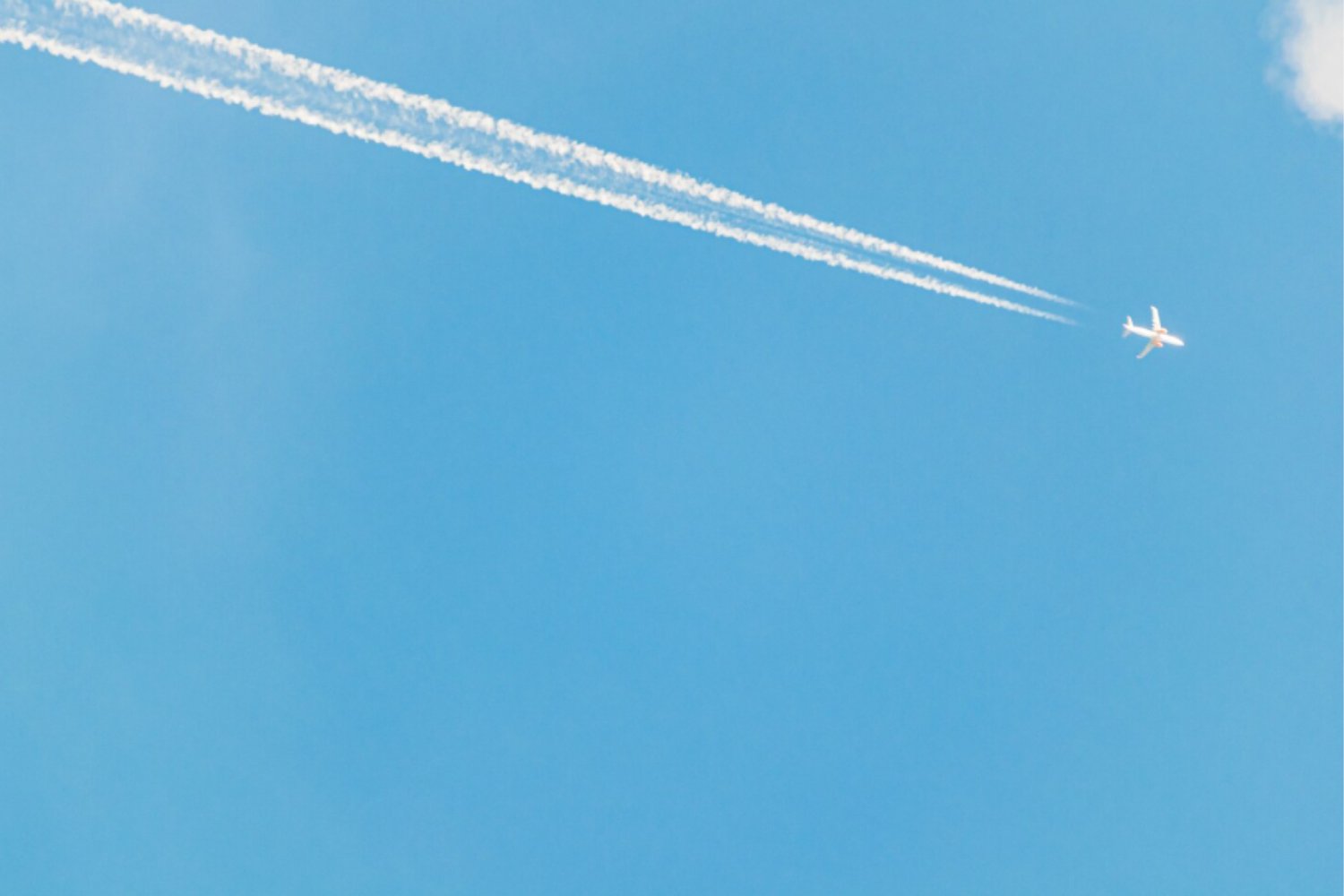 Volar sin calentar el planeta podría ser posible: el MIT revela qué esconden las estelas de los aviones