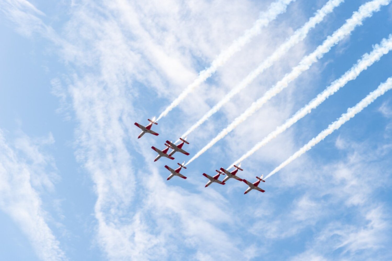 Volar sin calentar el planeta podría ser posible: el MIT revela qué esconden las estelas de los aviones