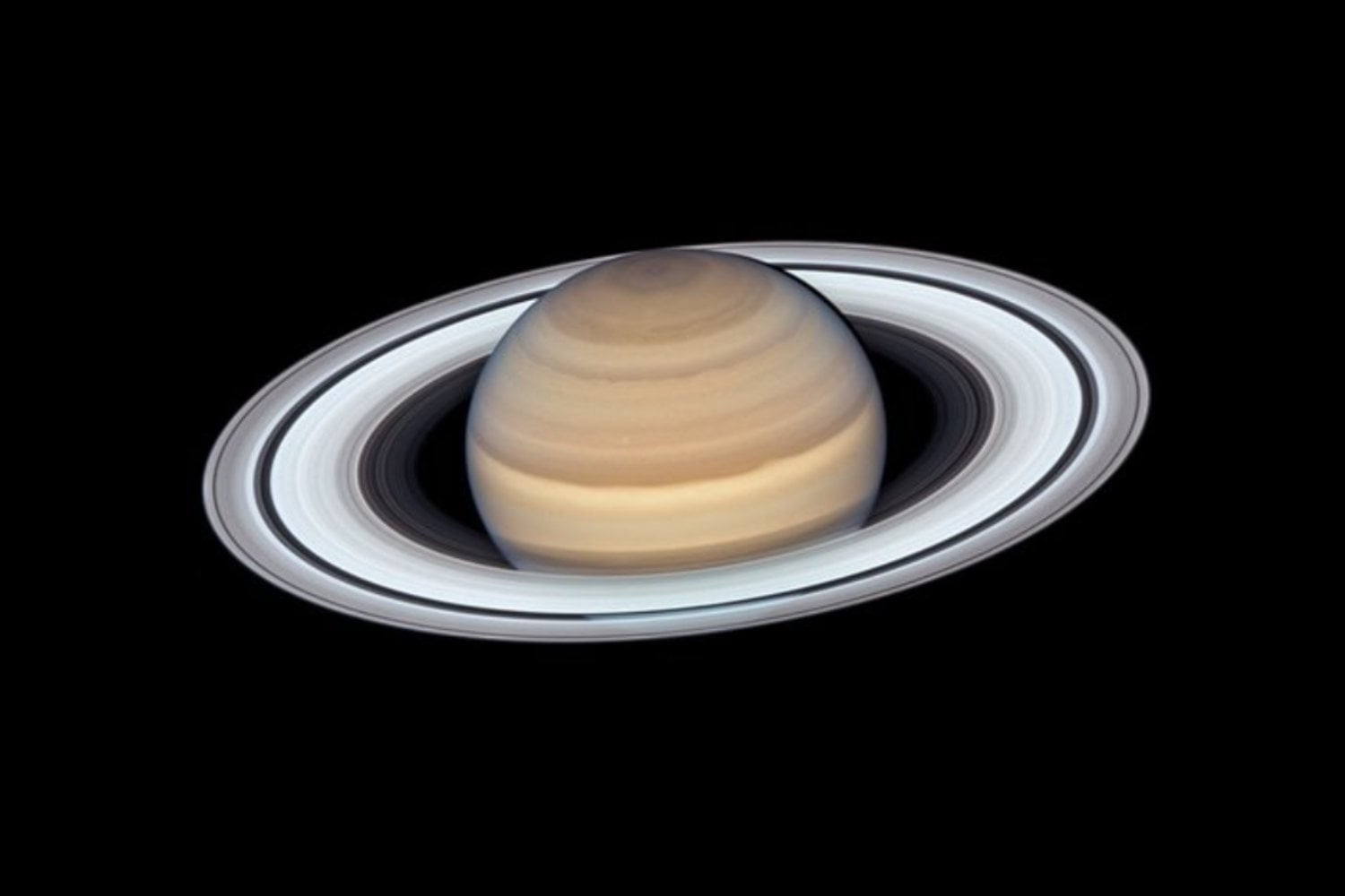 Saturno es aún más espectacular: sus anillos se expanden en un manto invisible