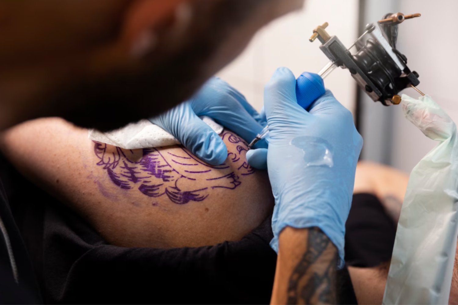 ¿Qué es más seguro para tu piel: borrar un tatuaje o cubrirlo con otro?