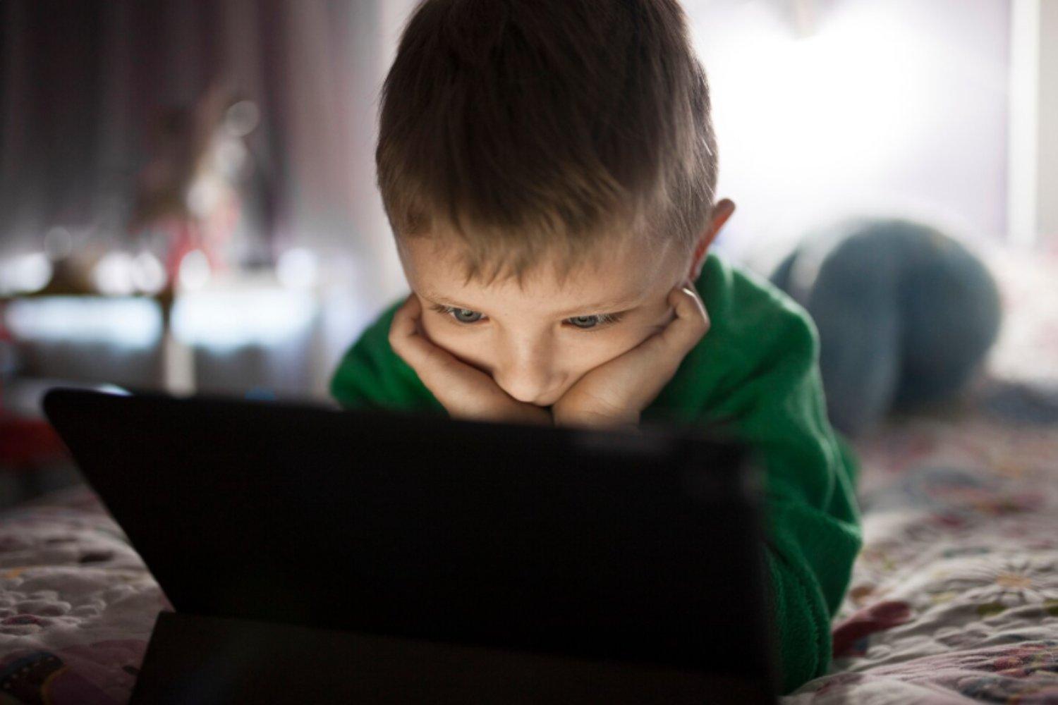 Obesidad, depresión y falta de sueño: el impacto silencioso de entregar el primer celular demasiado pronto