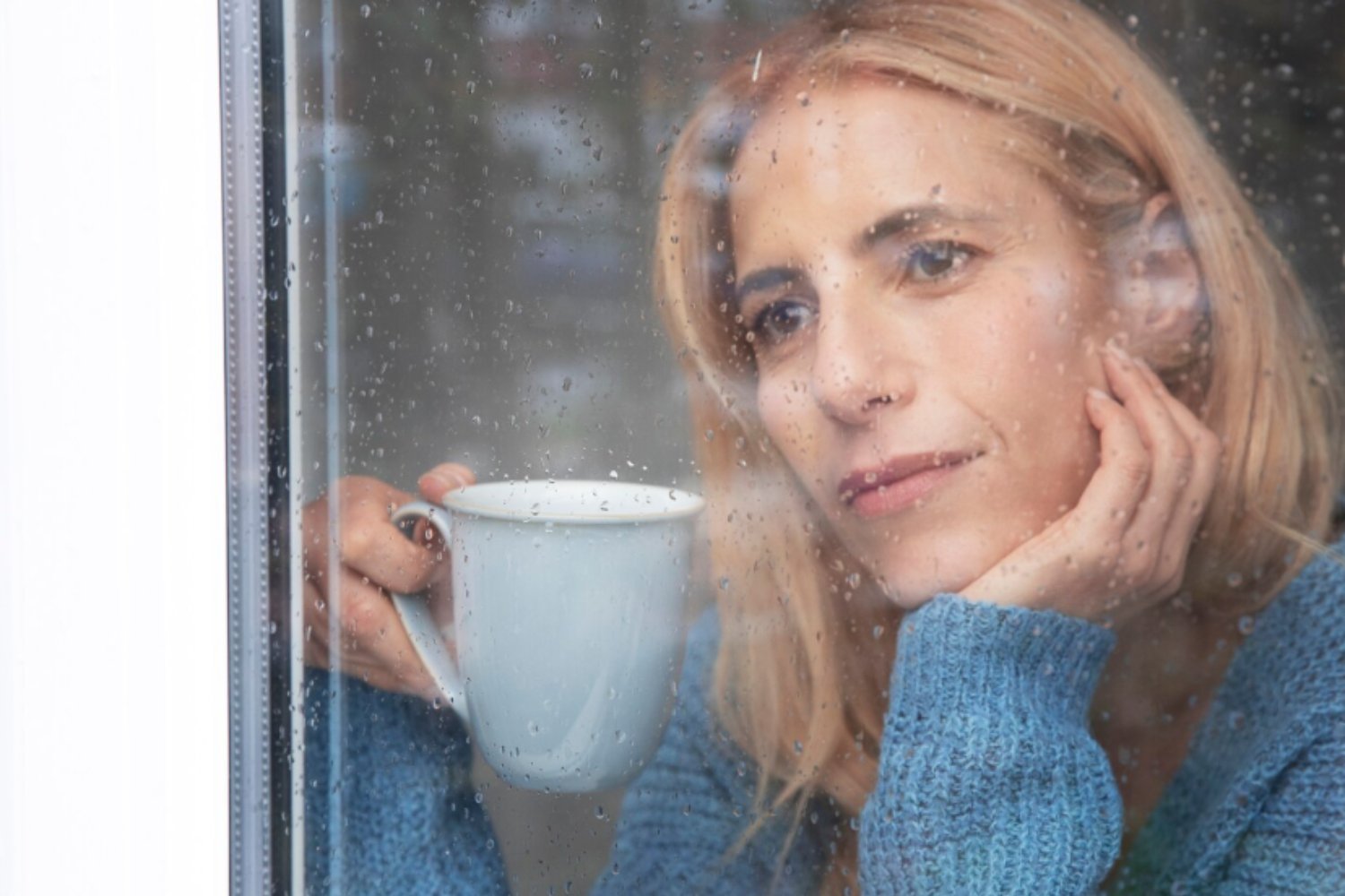 Si te relaja el sonido de la lluvia, la psicología tiene una explicación (y no es casualidad)