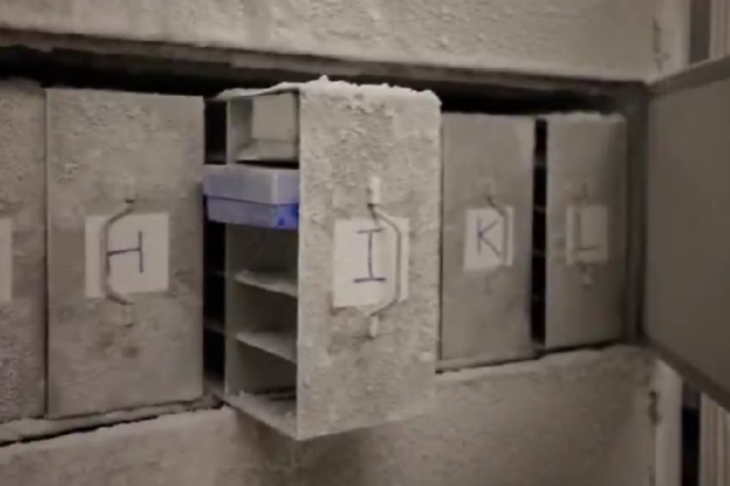 El búnker suizo que guarda heces humanas para proteger la salud futura