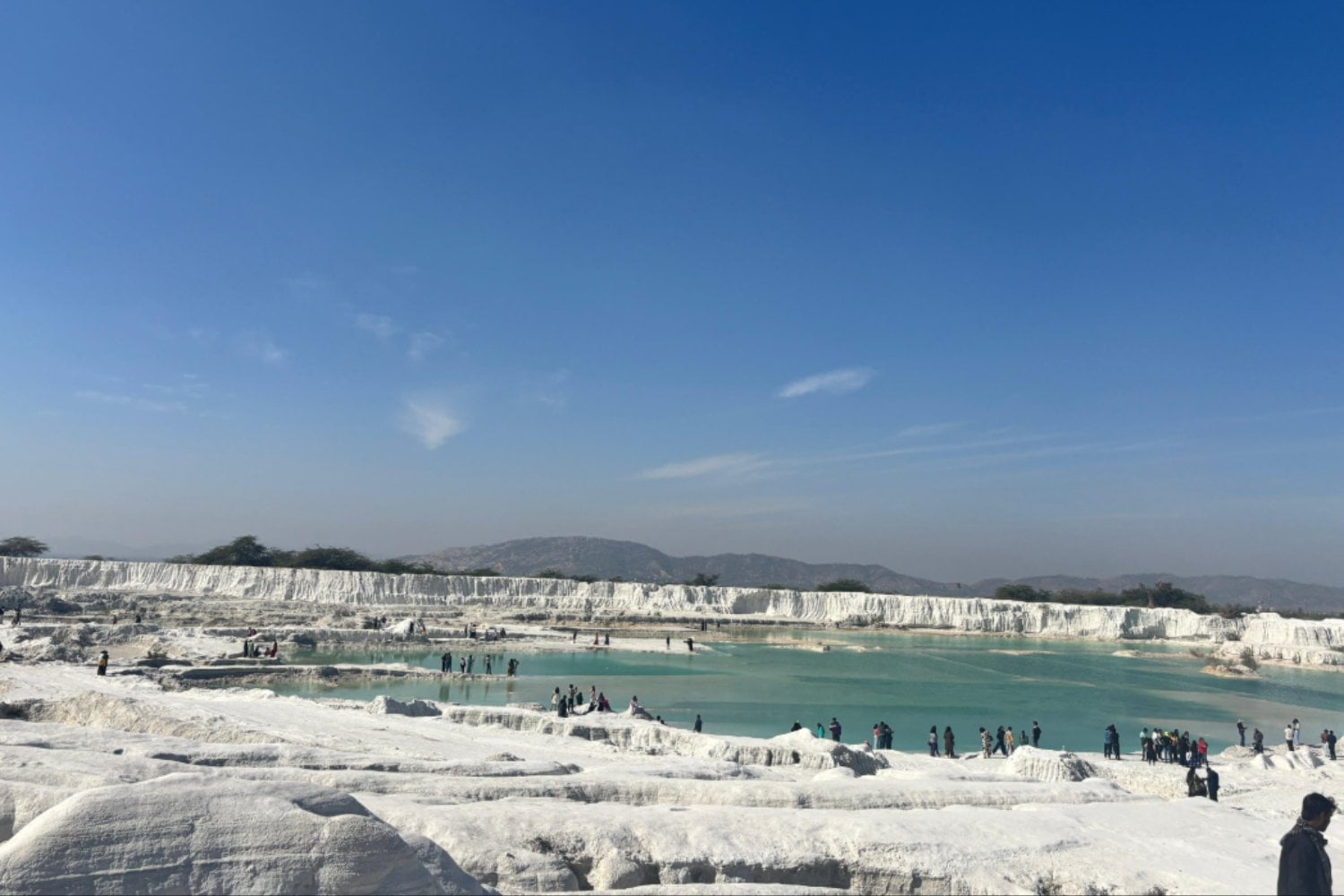 La falsa nieve del desierto: el fenómeno viral en la India que alarma a científicos y médicos