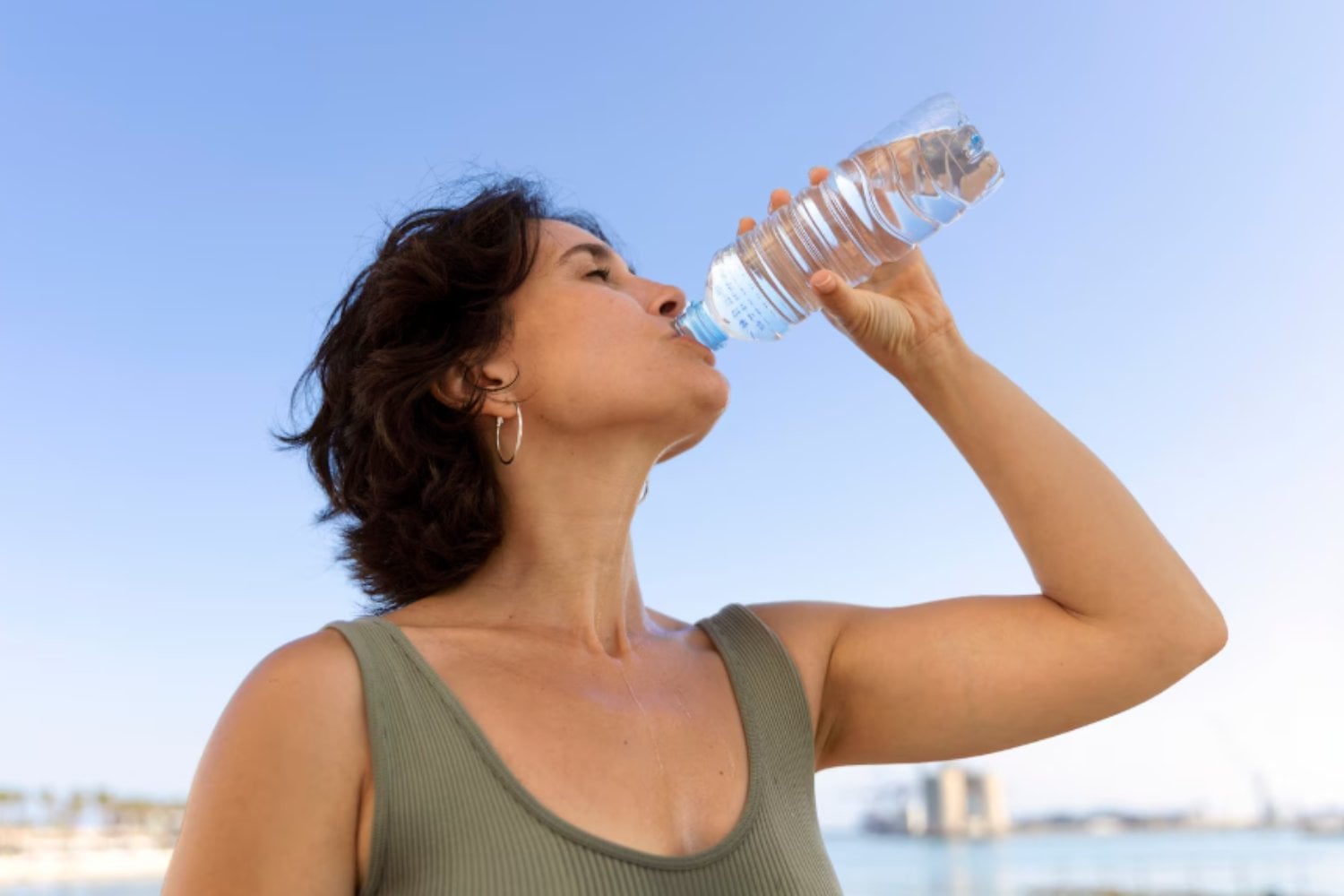 Beber agua embotellada cada día puede añadir hasta 90.000 microplásticos al año a tu cuerpo
