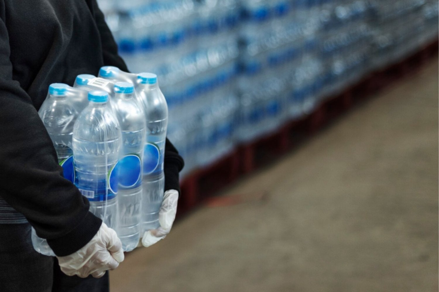 Beber agua embotellada cada día puede añadir hasta 90.000 microplásticos al año a tu cuerpo