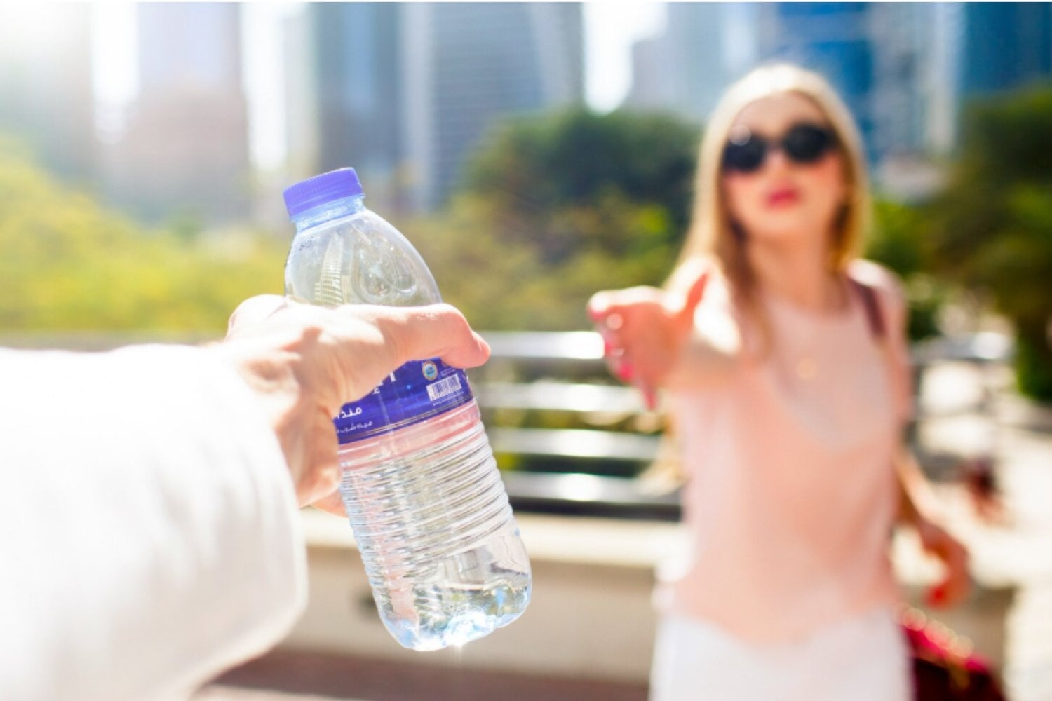 Beber agua embotellada cada día puede añadir hasta 90.000 microplásticos al año a tu cuerpo
