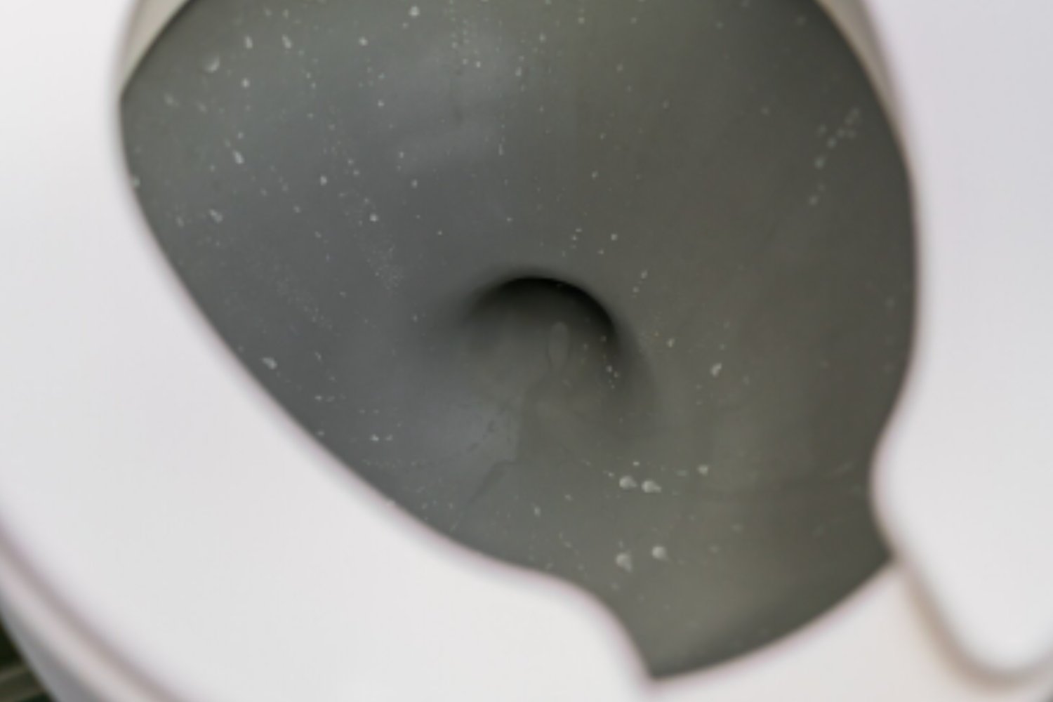 Tirar de la cadena con la tapa levantada no es tan inocente como parece: lo que dice la ciencia sobre los aerosoles del inodoro