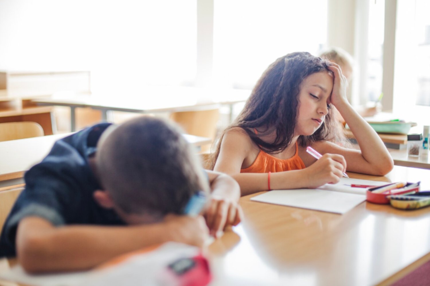 Niños expuestos a altas temperaturas muestran menor rendimiento cognitivo, según científicos