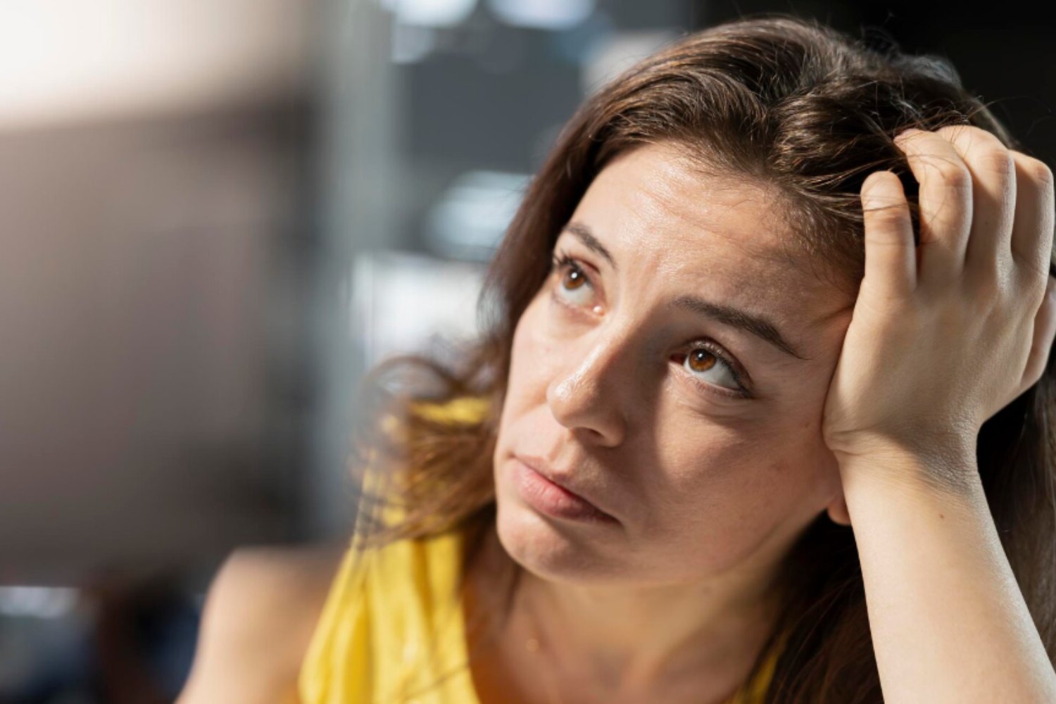 El experimento que revela por qué el estrés hace caer el cabello: el cerebro activa un “ataque autoinmune”