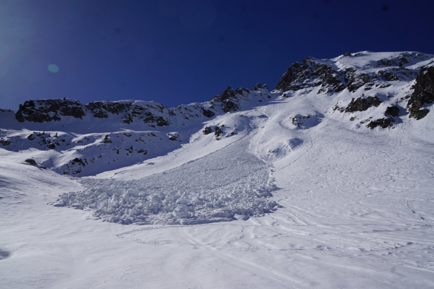 Entender los aludes: el fenómeno invernal que más peligro supone en alta montaña