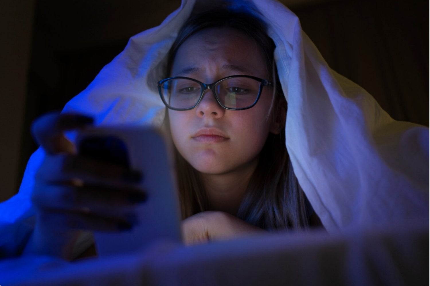 El verdadero motivo por el que te quedas viendo reels hasta las 03:00 AM: la ciencia detrás del doomscrolling