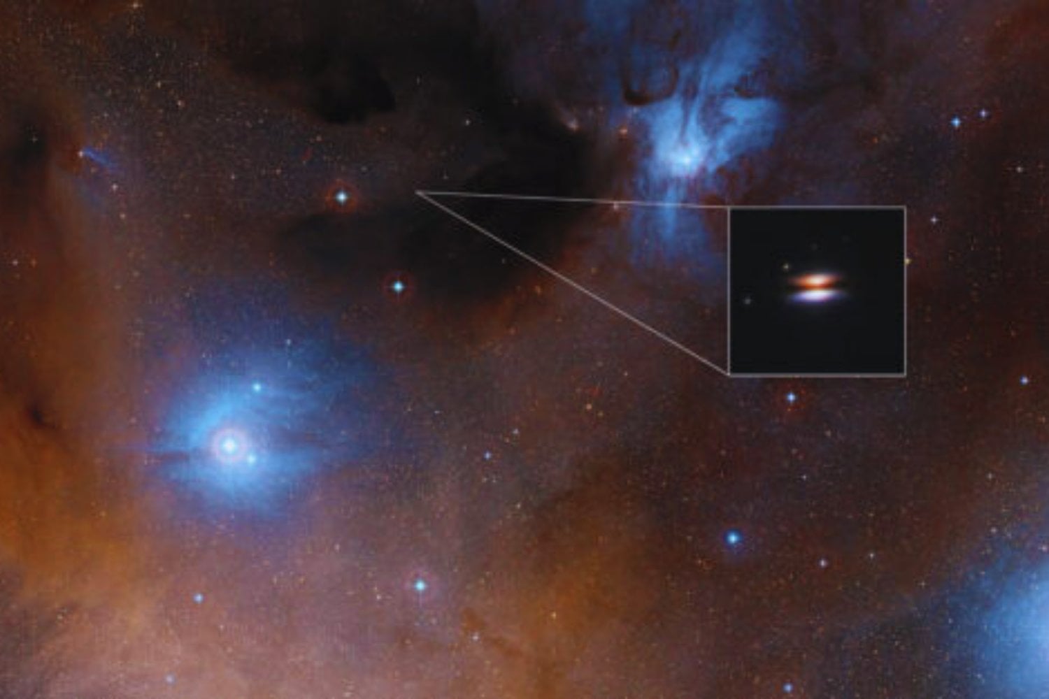 Parece una nave de ciencia ficción, pero es una fábrica de mundos. Así es el disco “Flying Saucer” donde los astrónomos han localizado las zonas heladas que inician la formación planetaria