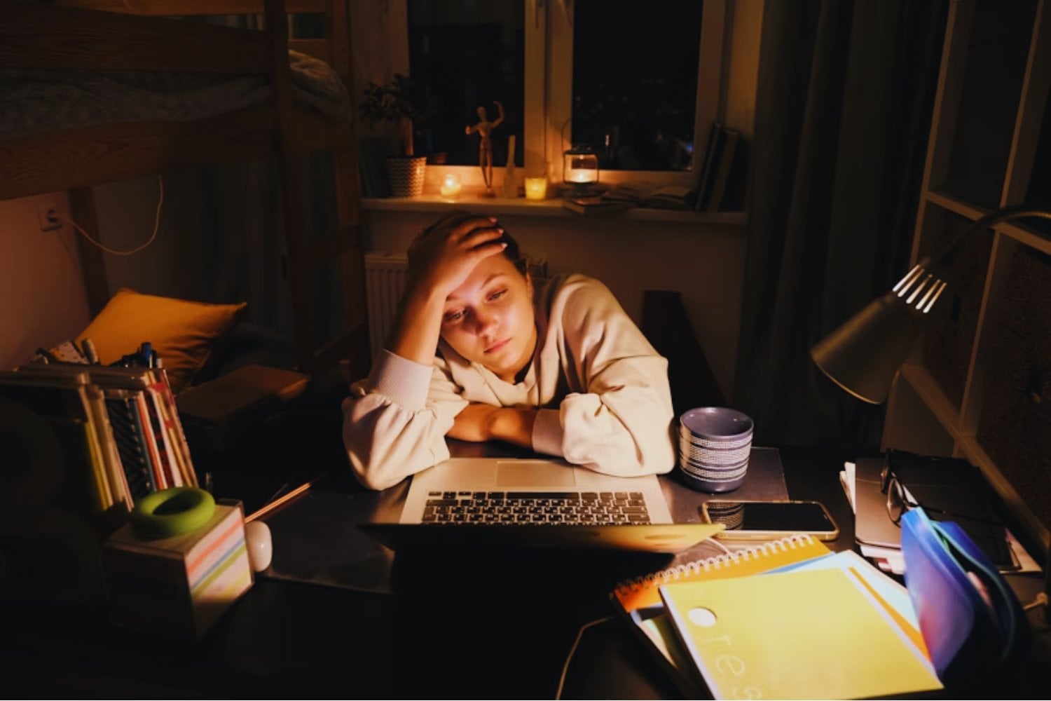 La ciencia acaba de ponerle cara a la procrastinación. Un experimento con primates revela qué pasa en tu cerebro cuando decides dejar algo para después