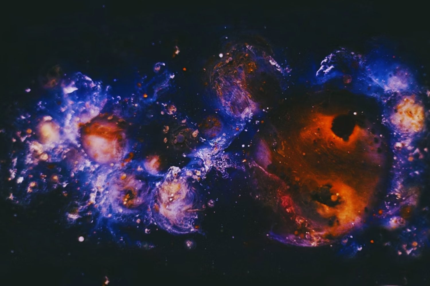 Nunca se había visto algo así en el universo cercano. Tres galaxias están fusionándose al mismo tiempo en una sola danza gravitatoria