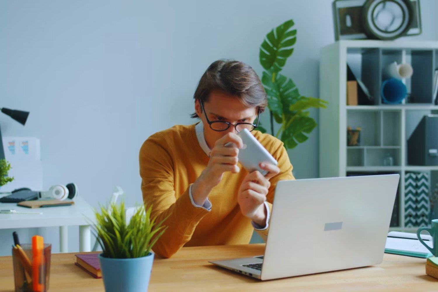 La ciencia acaba de ponerle cara a la procrastinación. Un experimento con primates revela qué pasa en tu cerebro cuando decides dejar algo para después