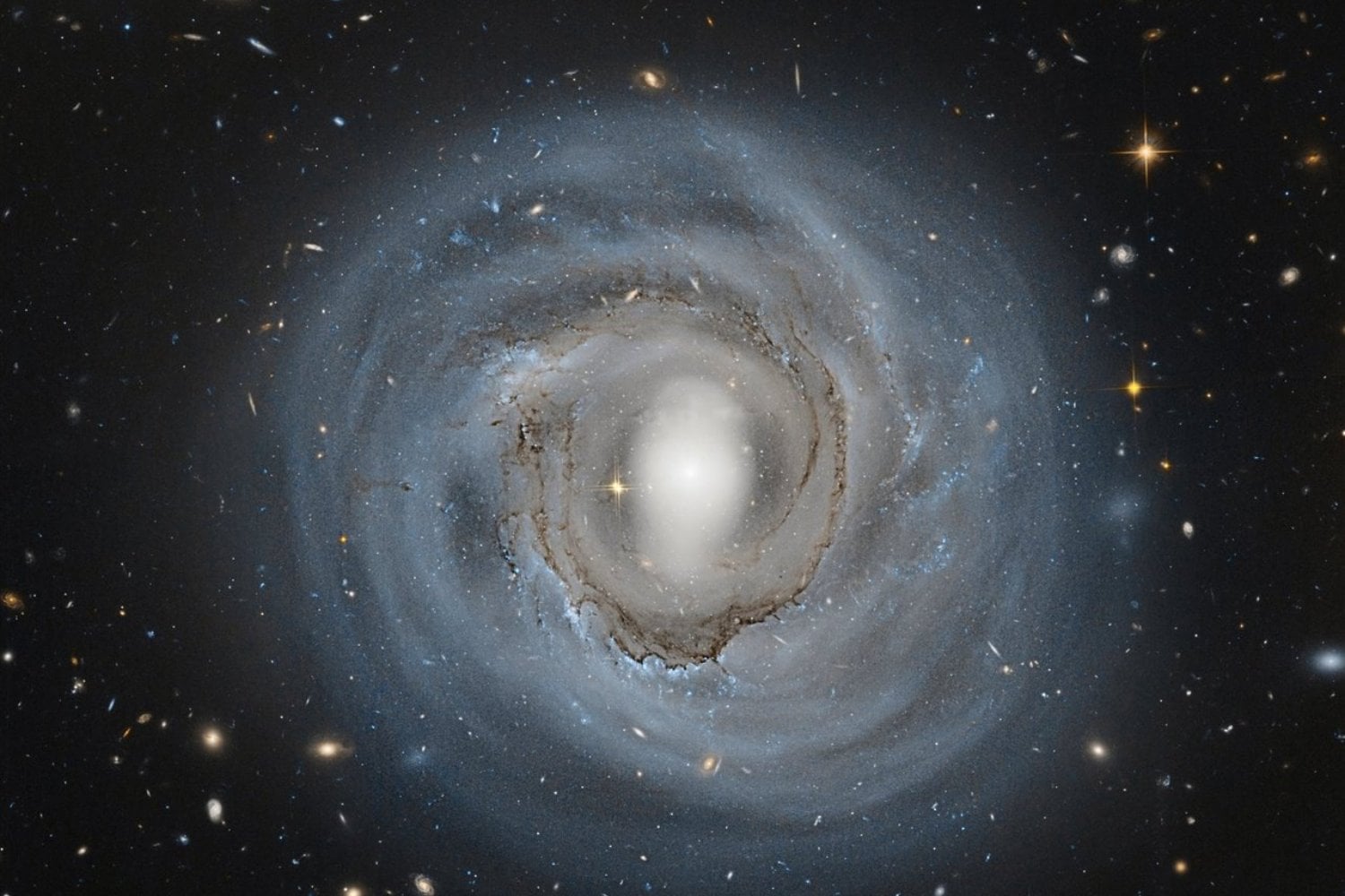 ¿Y si la expansión del Universo no fuera constante con el paso del tiempo? Un físico propone que el propio espacio podría comportarse como un medio “viscoso”