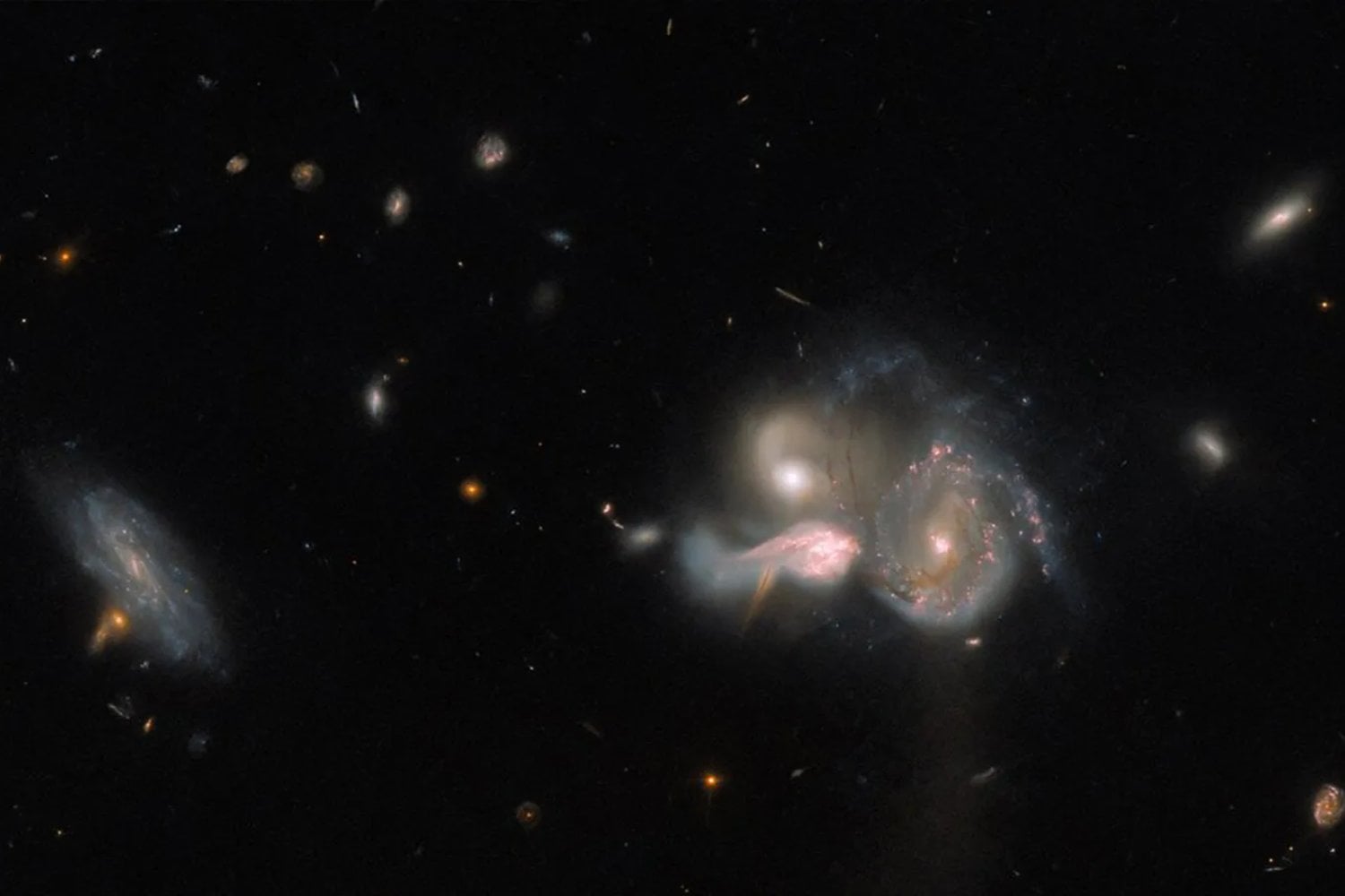 Nunca se había visto algo así en el universo cercano. Tres galaxias están fusionándose al mismo tiempo en una sola danza gravitatoria