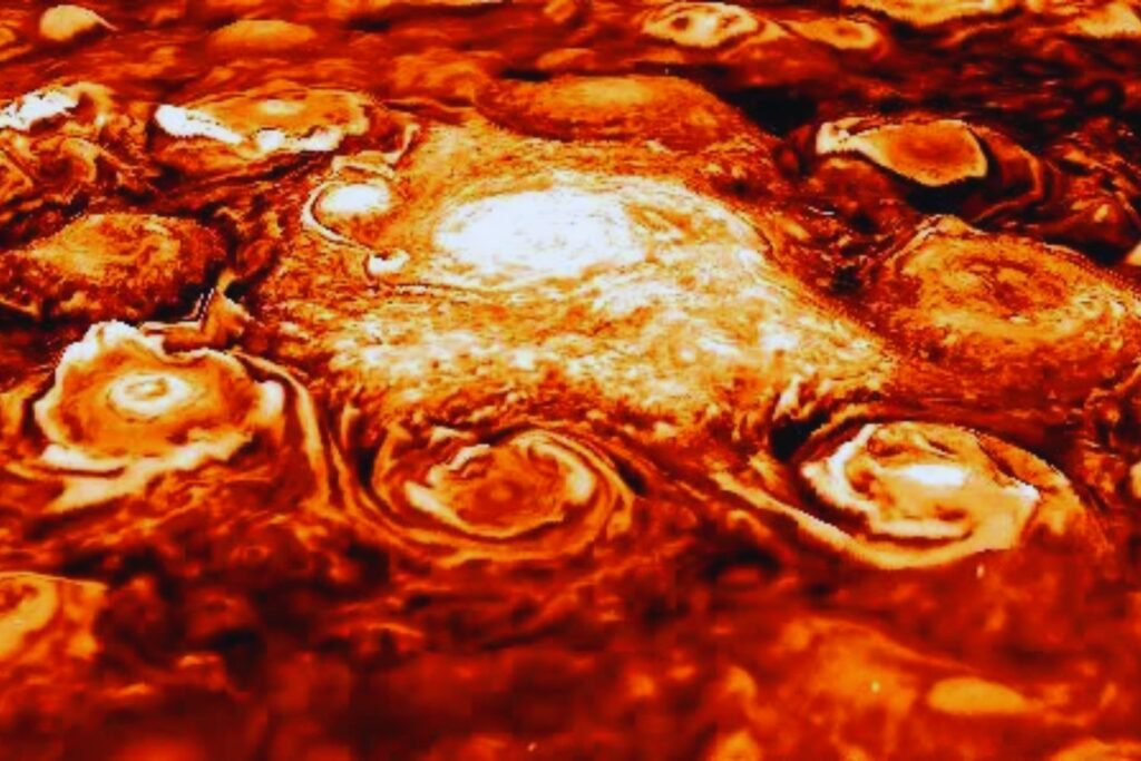 Las tormentas polares de Júpiter y Saturno parecen similares, pero funcionan con reglas opuestas. La física que al fin explica su diferencia