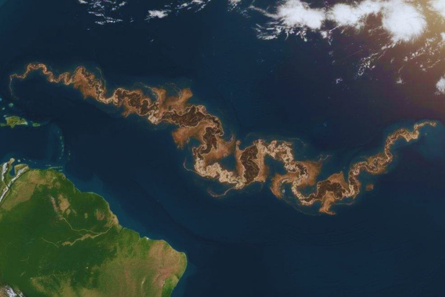 Aparece una franja marrón “continental” entre África y América. No es petróleo, es algo que parece aún más peligroso y el problema va en serio
