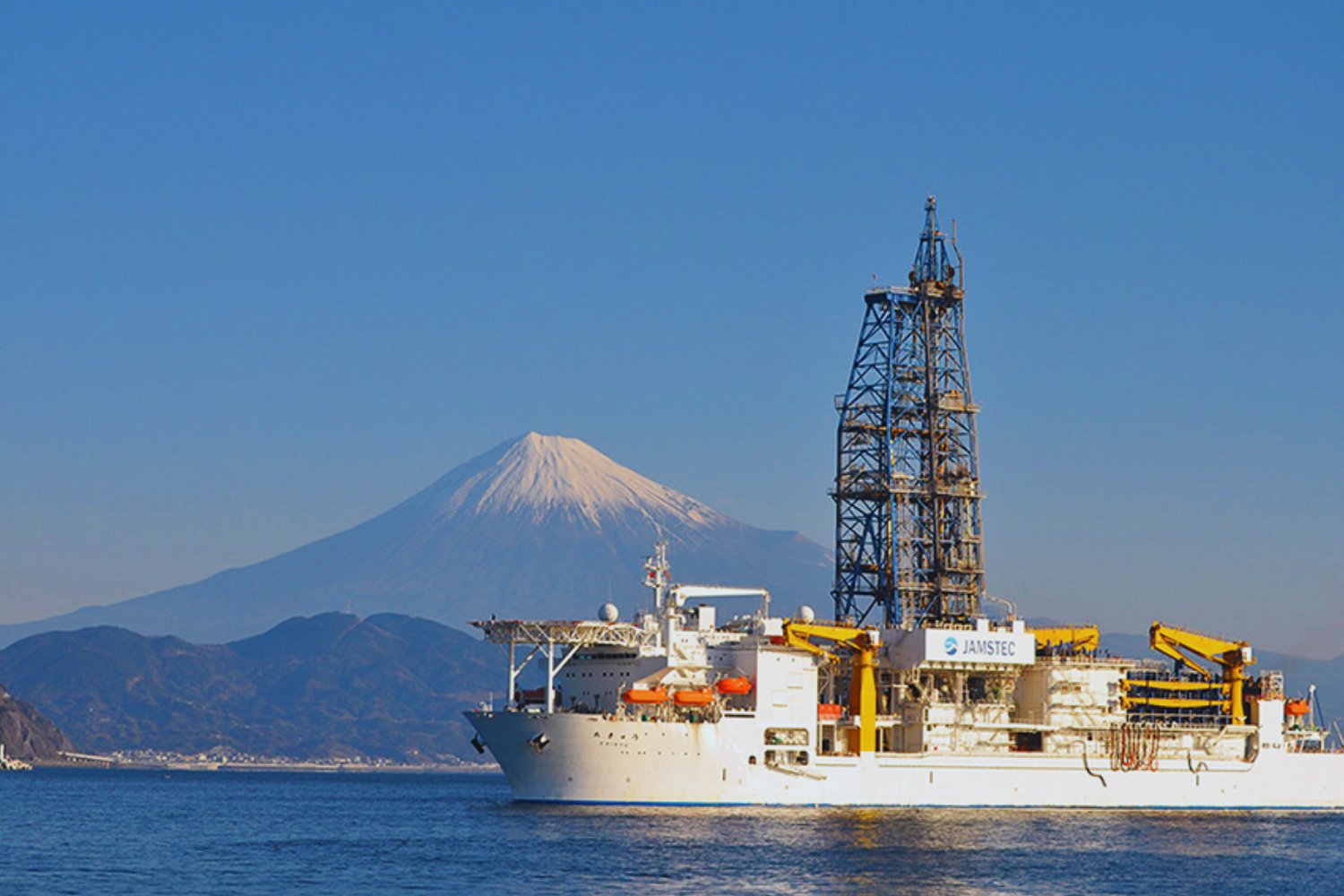 Nunca se había llegado tan hondo para buscar minerales bajo el mar. Japón encuentra tierras raras a 6.000 metros y prueba algo que podría cambiar su suministro