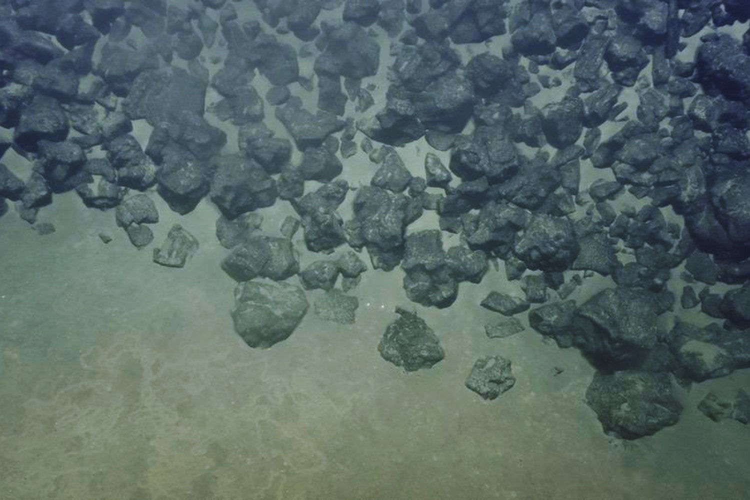 Nunca se había llegado tan hondo para buscar minerales bajo el mar. Japón encuentra tierras raras a 6.000 metros y prueba algo que podría cambiar su suministro