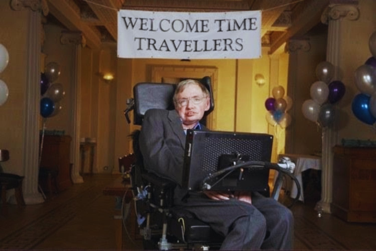 En 2009 Stephen Hawking organizó una fiesta imposible. Nadie asistió porque las invitaciones se enviaron después y estaban dirigidas a viajeros en el tiempo
