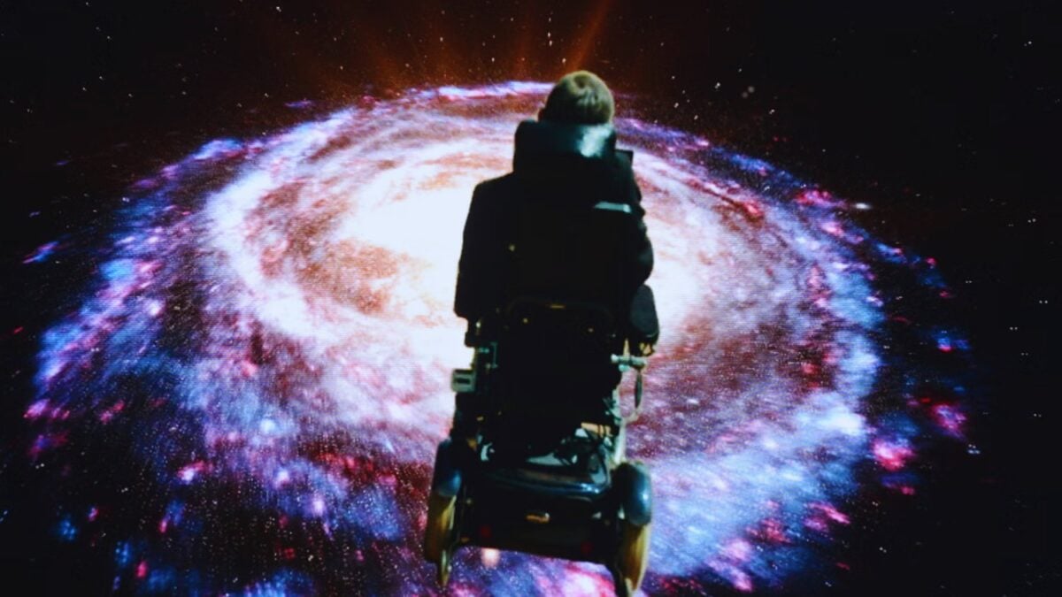 En 2009 Stephen Hawking organizó una fiesta imposible. Nadie asistió porque las invitaciones se enviaron después y estaban dirigidas a viajeros en el tiempo