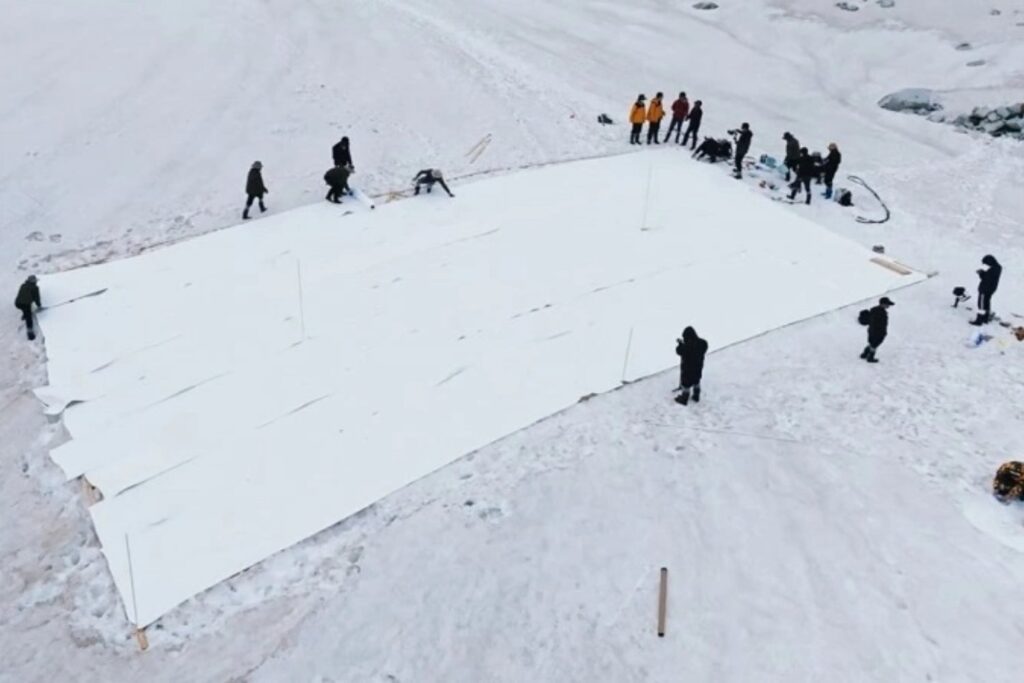 China está cubriendo glaciares con mantas gigantes para frenar el deshielo. Funciona, pero solo en pequeñas áreas