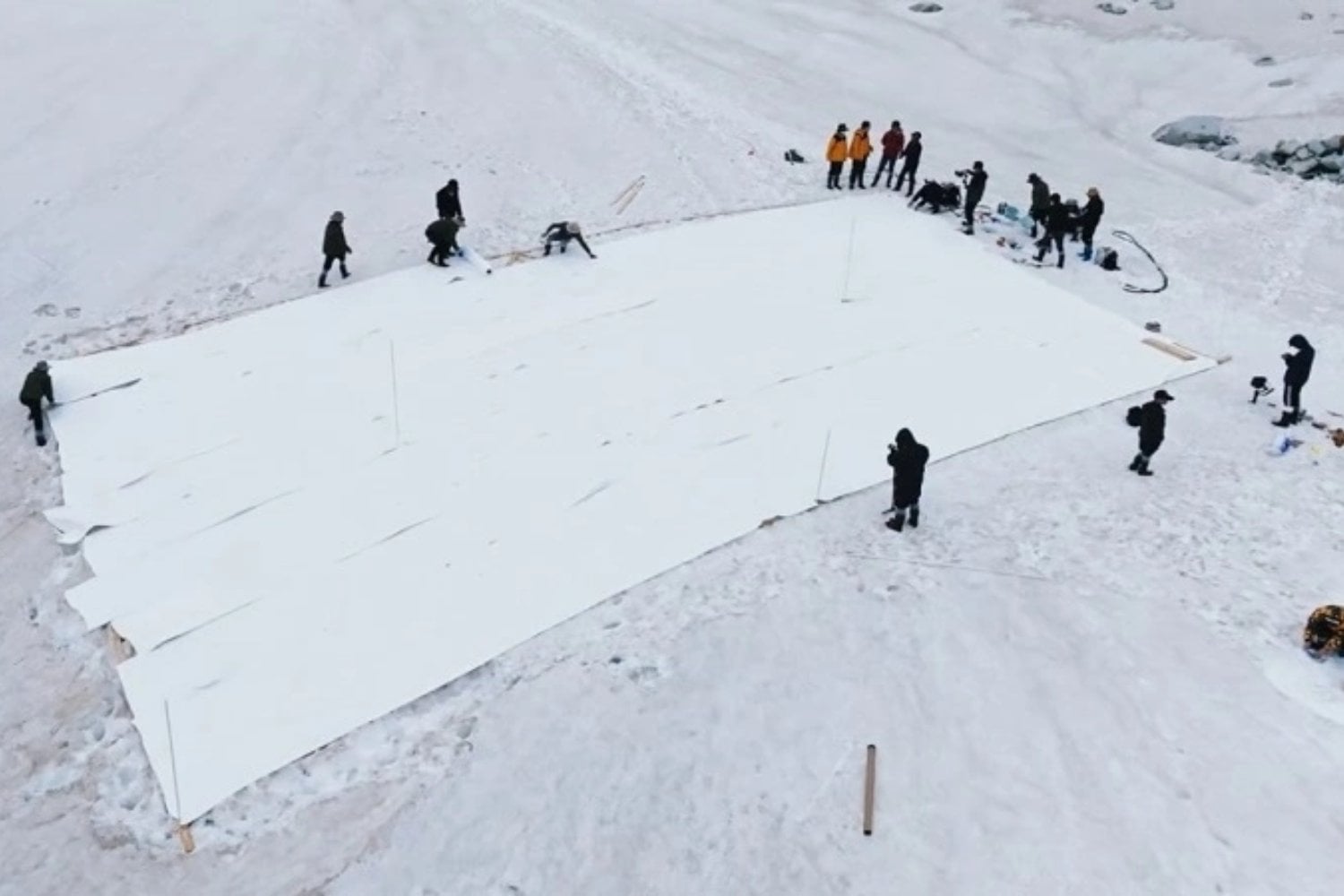 China está cubriendo glaciares con mantas gigantes para frenar el deshielo. Funciona, pero solo en pequeñas áreas