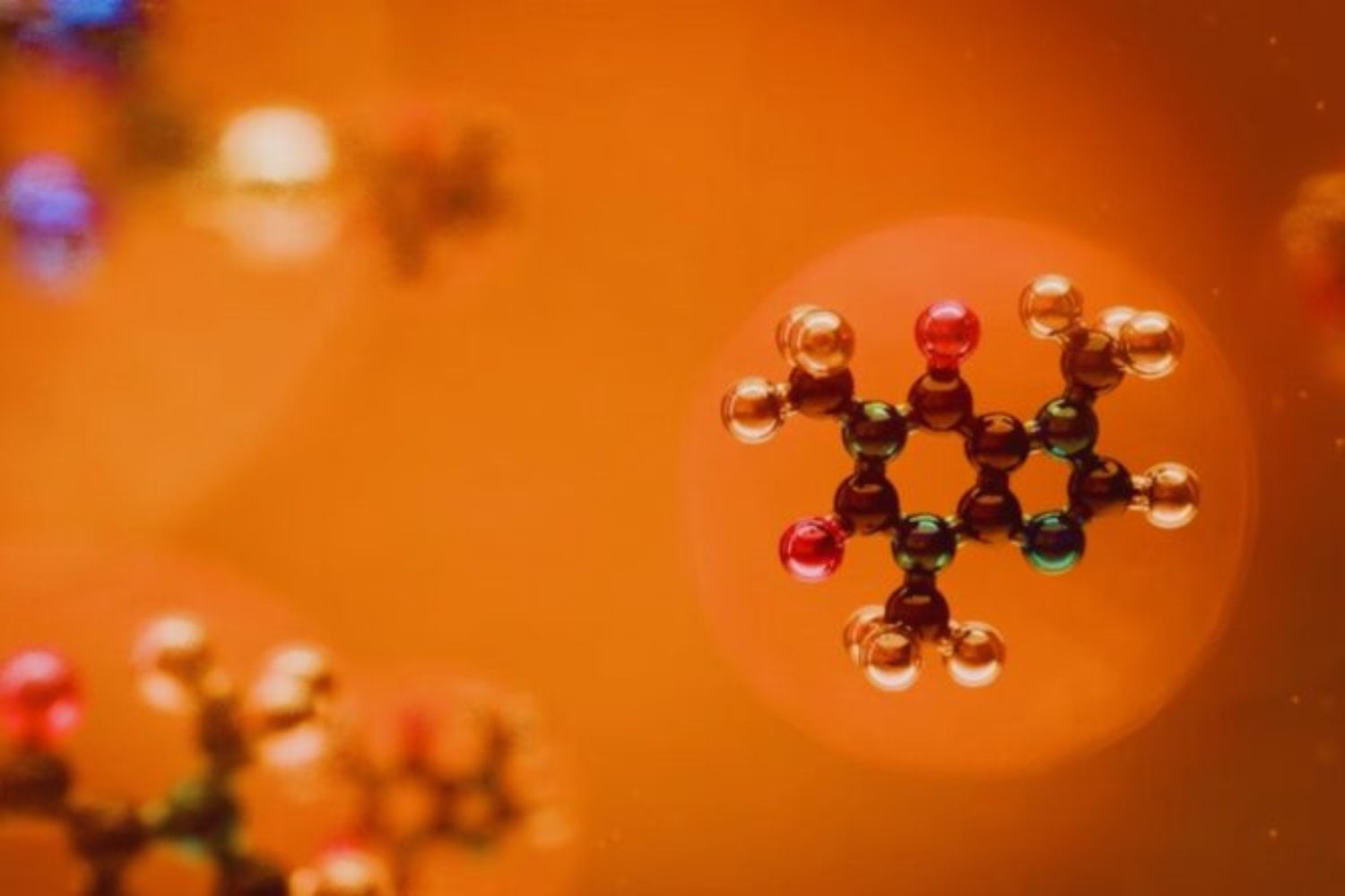 Miles de átomos de metal lograron estar en dos lugares a la vez. El experimento que demuestra que la física cuántica no se detiene en las partículas diminutas