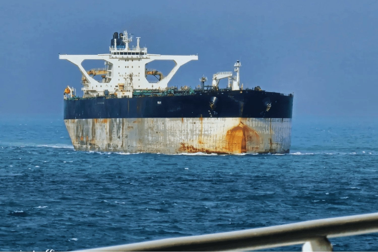 Un petrolero huye en el Atlántico y queda en el centro de una disputa diplomática. Rusia pide a Estados Unidos que frene su persecución