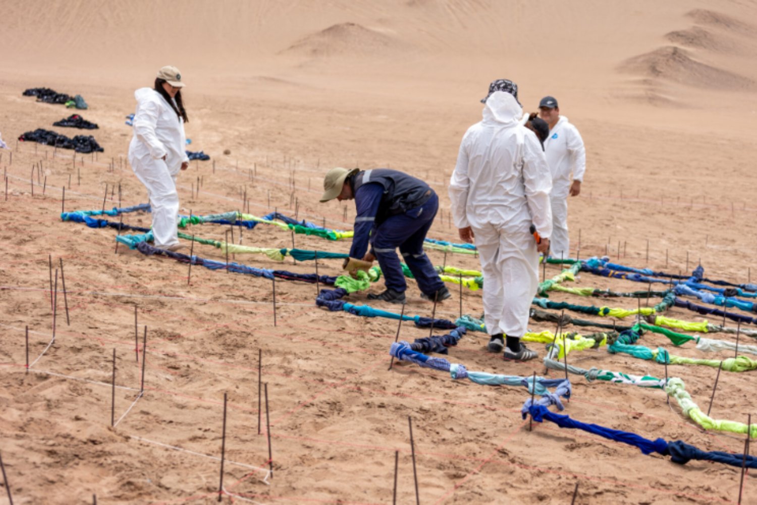 Recrearon al Gigante de Atacama con ropa desechada. Una obra de 86 metros que enfrenta pasado ancestral y consumo moderno