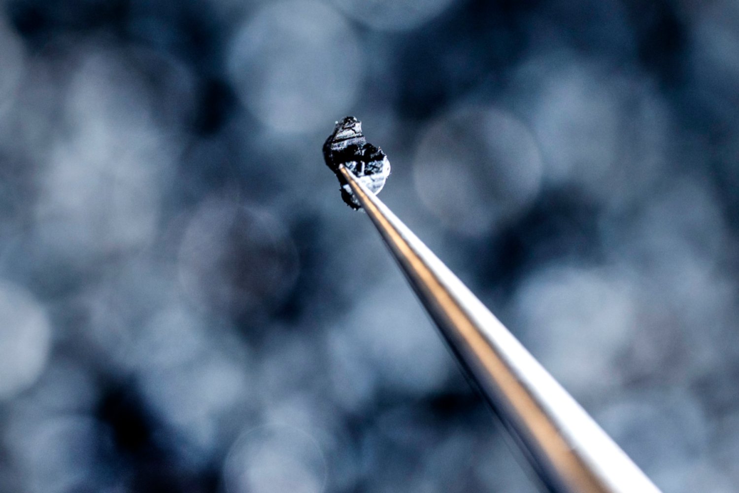 El césped artificial no es tan inocente como parece. Un estudio descubre que su caucho se degrada en un cóctel químico potencialmente peligroso