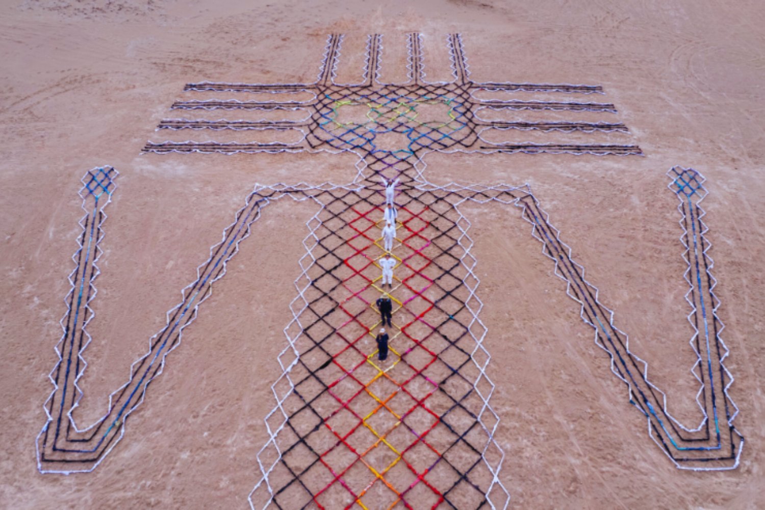 Recrearon al Gigante de Atacama con ropa desechada. Una obra de 86 metros que enfrenta pasado ancestral y consumo moderno
