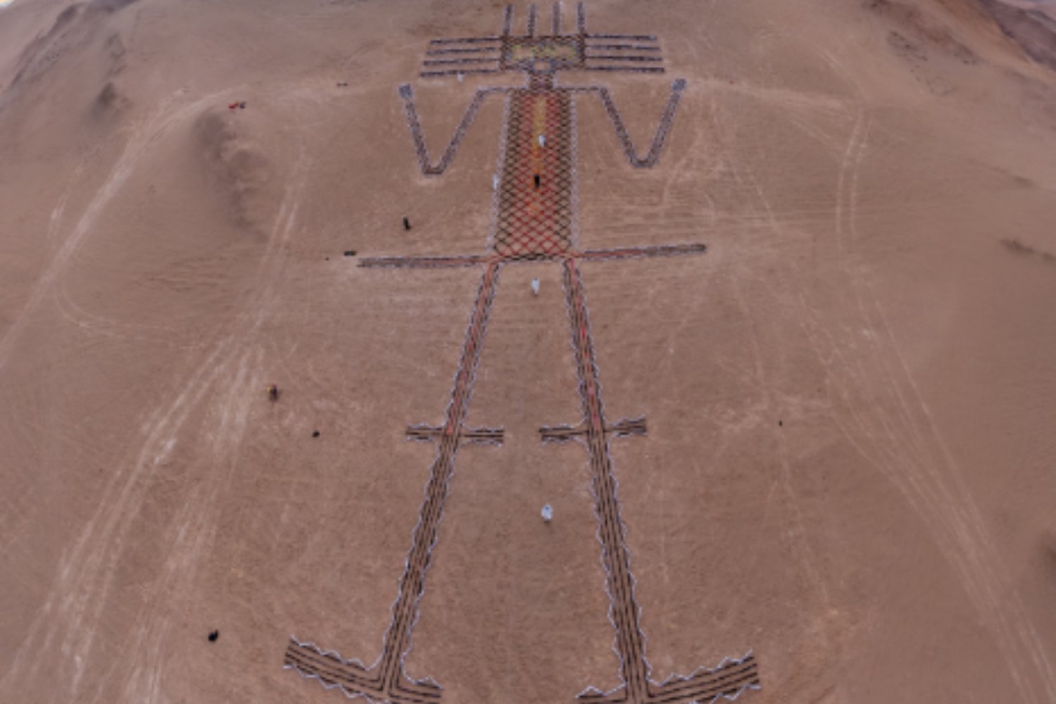 Recrearon al Gigante de Atacama con ropa desechada. Una obra de 86 metros que enfrenta pasado ancestral y consumo moderno