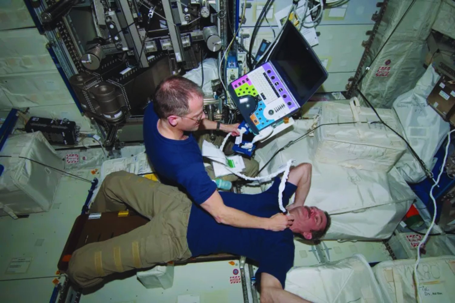 La NASA activó un protocolo nunca usado para evacuar astronautas del espacio por primera vez en la historia. La pista clave no fue un síntoma, fue una máquina médica