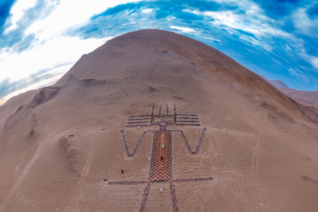 Recrearon al Gigante de Atacama con ropa desechada. Una obra de 86 metros que enfrenta pasado ancestral y consumo moderno